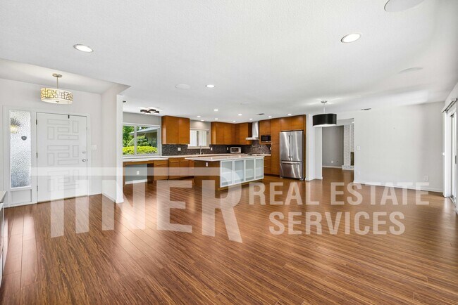 Building Photo - 5541 Ivanhoe Way