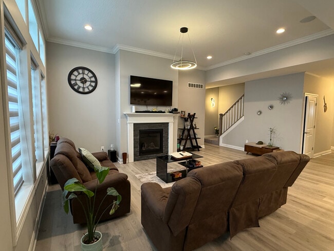 Building Photo - 391 Village Ln