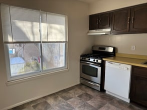 Building Photo - 32 Chelsea Cir