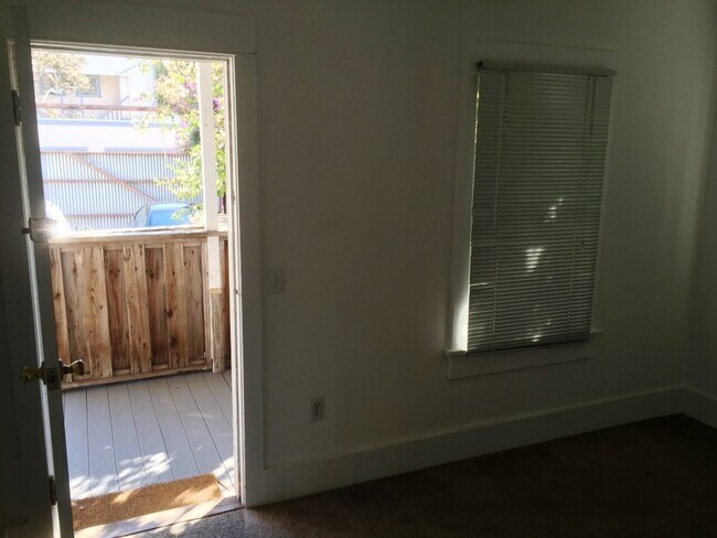 Parte trasera del dormitorio con patio - 210 Horizon Ave