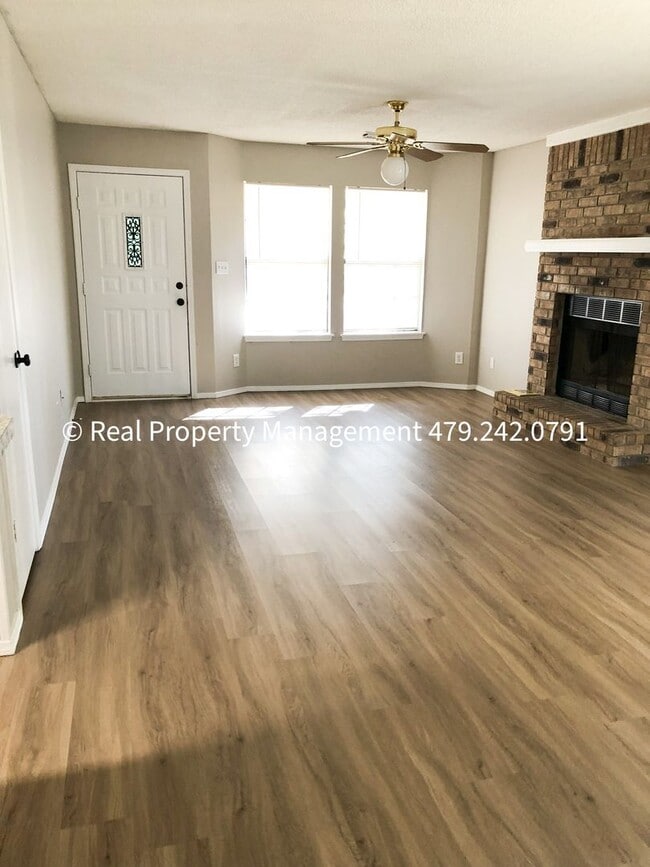 Building Photo - Coming in MARCH - 3 bed 2 bath house near ...