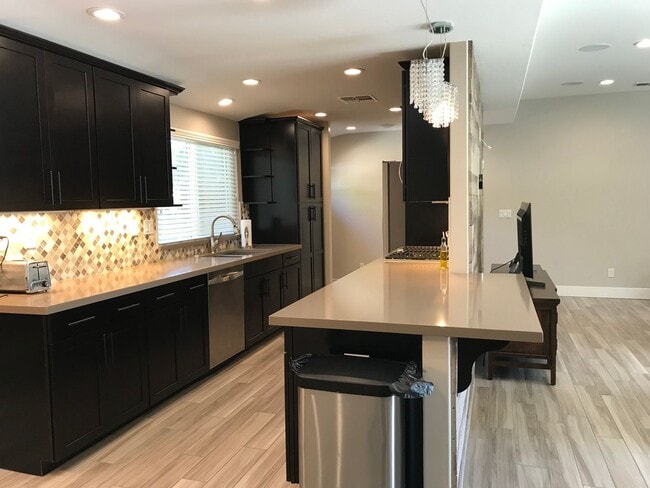 Building Photo - Gorgeous 3 bedroom home available now