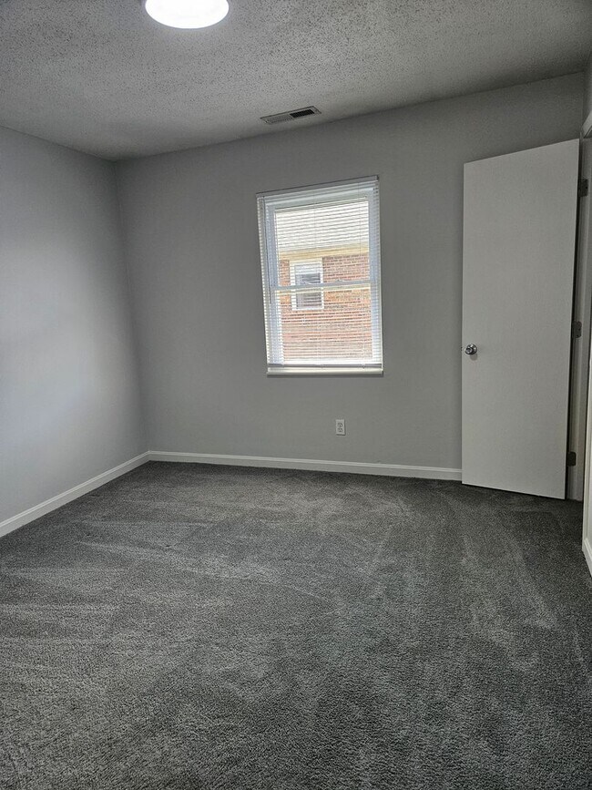 Building Photo - Green Valley Apartments