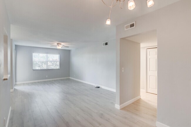 Building Photo - 2591 NE 55th Ct