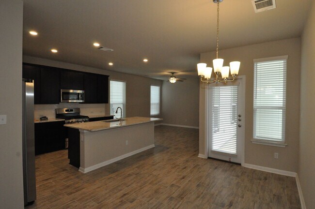 Building Photo - 1621 Bella Dr
