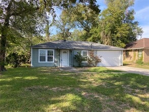 Building Photo - 2103 Holly Dr