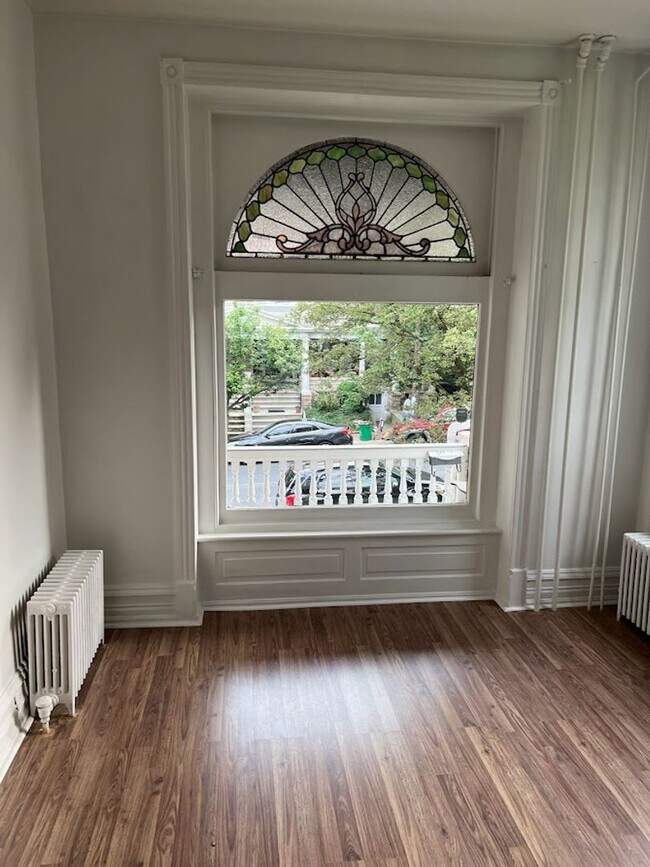 Foto del edificio - Spacious 4/5 Bedroom Home