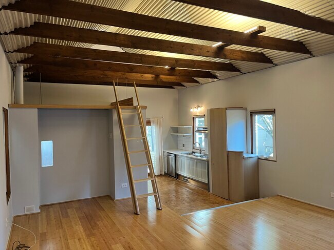 Foto del edificio - 2622 N Burling St
