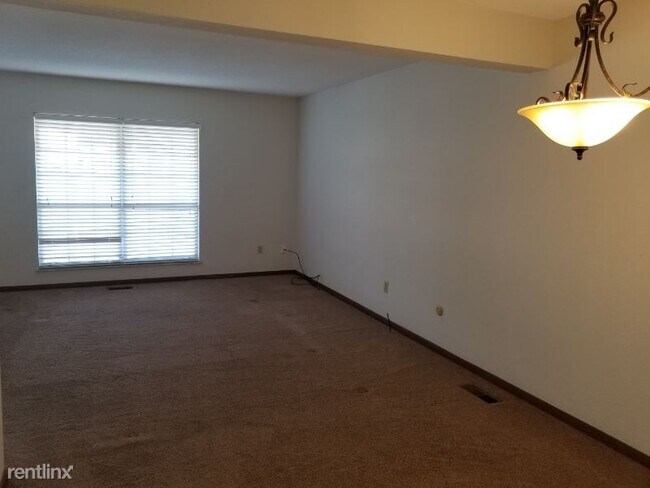 Building Photo - 3 br, 2.5 bath Condo - 4420 Rose Garden