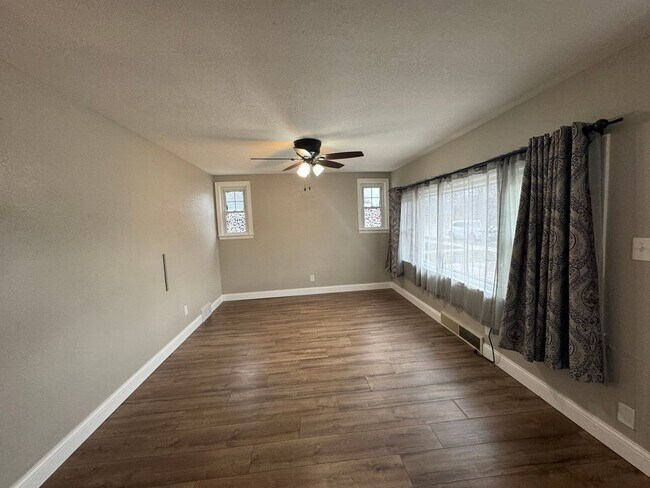 Building Photo - Well-maintained 2-bedroom, 1-bath house in...