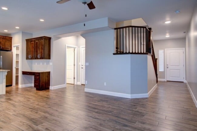 Building Photo - Like New 3 Bedroom 2.5 Bathroom Townhome i...