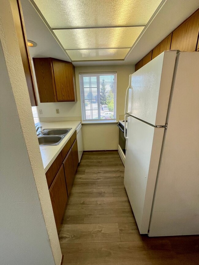 Building Photo - Adorable Top Unit Located in Ferndale