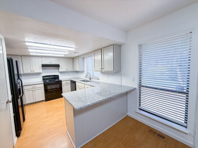 Foto del edificio - Beautifully Updated 4 Bedroom 2 Bathroom i...