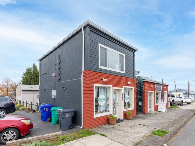 Building Photo - 9041-9049 NE Sandy Blvd