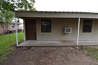 Building Photo - 606 N Main St