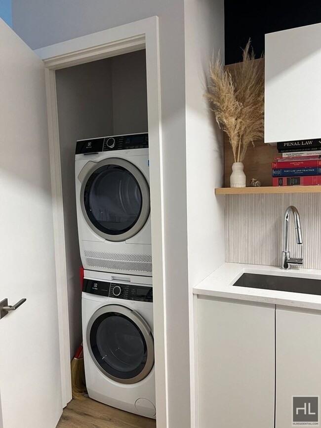 Building Photo - LEASE-BREAK!!! Spacious STUDIO apartment i...