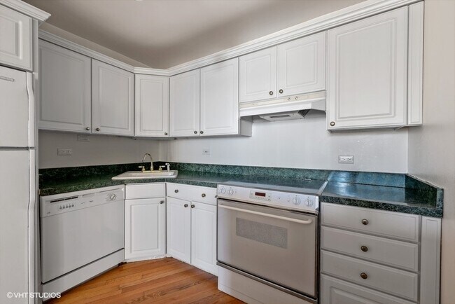 Foto del edificio - 2626 N Lakeview Ave