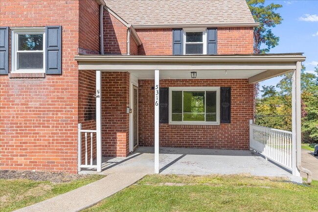 Building Photo - 3 Bedroom, 1 Bathroom - Newly Renovated in...