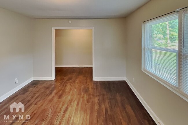 Building Photo - 5201 Pinebrook Dr