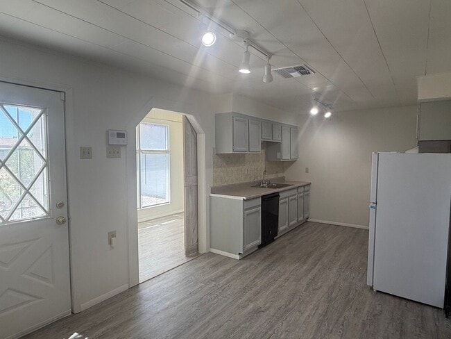Building Photo - 2 Bedroom 2 Bathroom Home
