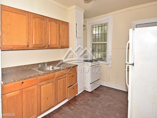 Building Photo - 3 br, 1 bath House - 2015 Division St