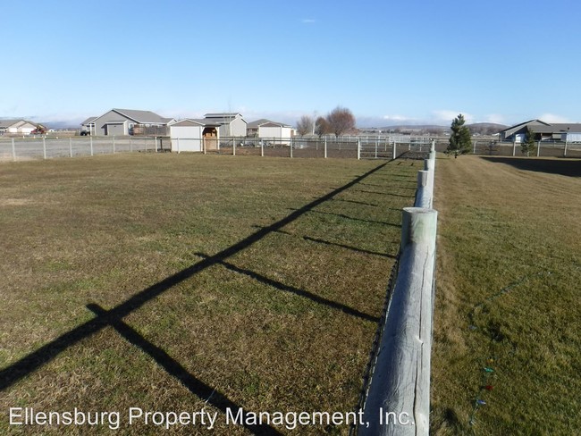 Building Photo - 2172 Fairview Rd