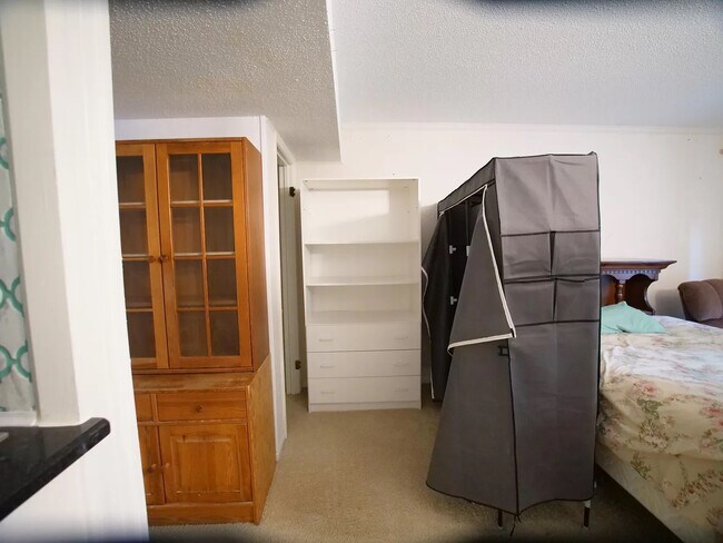 Foto del edificio - Room in Duplex on Dixon Dr