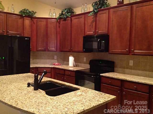 Building Photo - 9806 Sky Vista Dr
