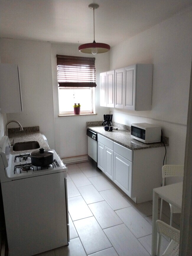 fully equiped kitchen - 854 N High St