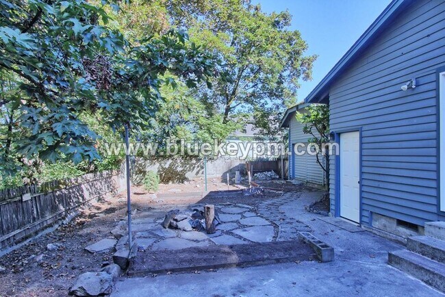 Foto del edificio - 3 Bed, 2 Bath Craftsman Home on Dead End R...