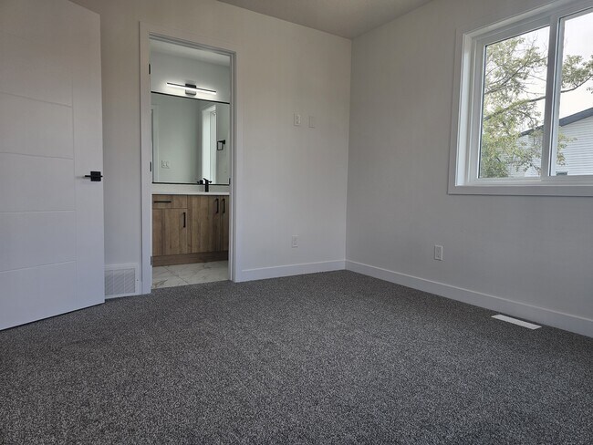 Photo du bâtiment - 15315-15395 95 Ave NW