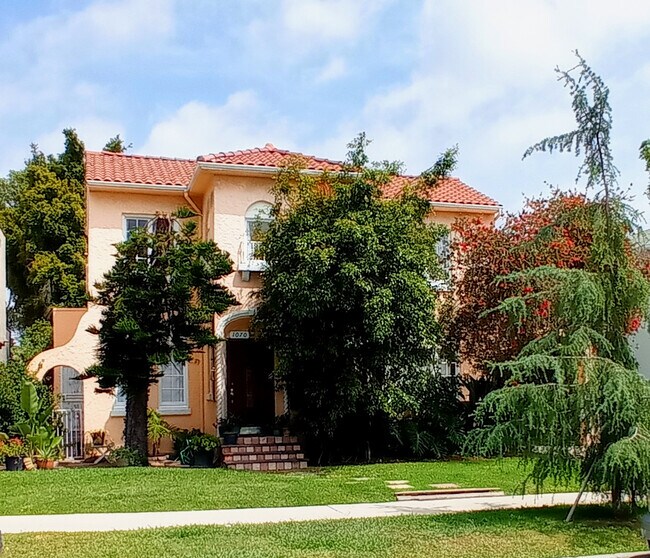 Foto del edificio - 1070 S Cloverdale Ave