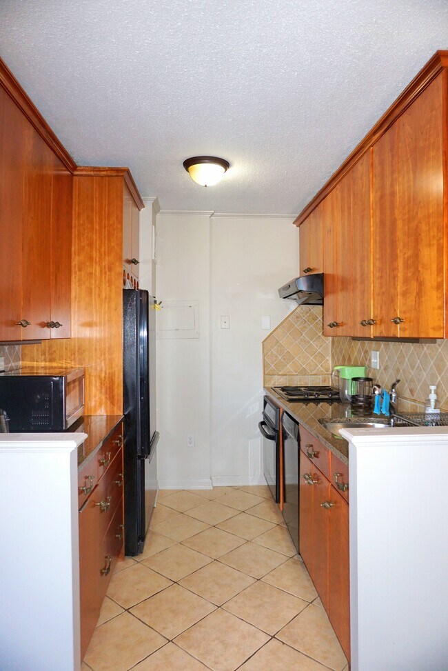 Foto del edificio - 44 Strawberry Hill Ave