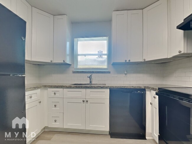 Building Photo - 6607 Escondido Dr