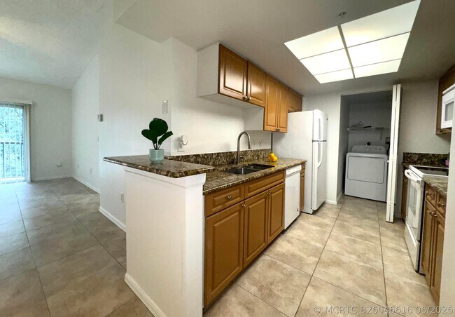Foto del edificio - 1300 Crestwood Ct S