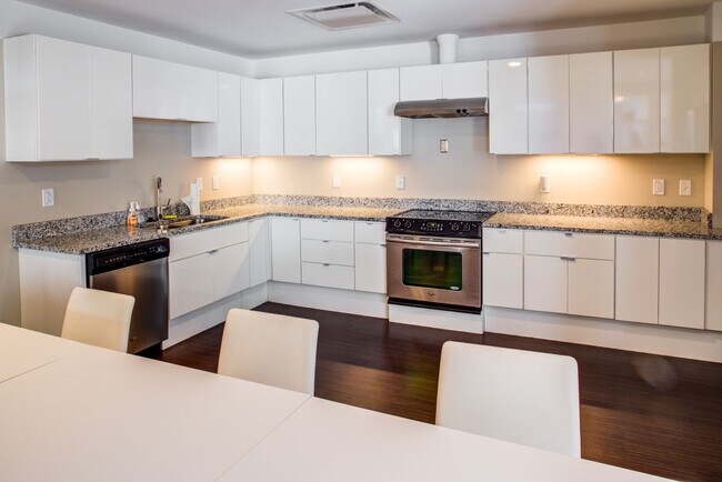 Flats at East Bank Apartments - 1055 Old River Rd Cleveland, OH ...