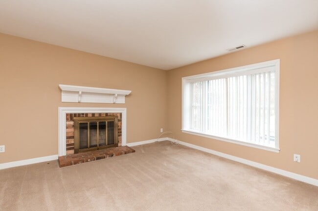 Building Photo - Wonderful Westend Townhome