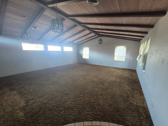 Building Photo - Spacious 4 bedroom 2 bath