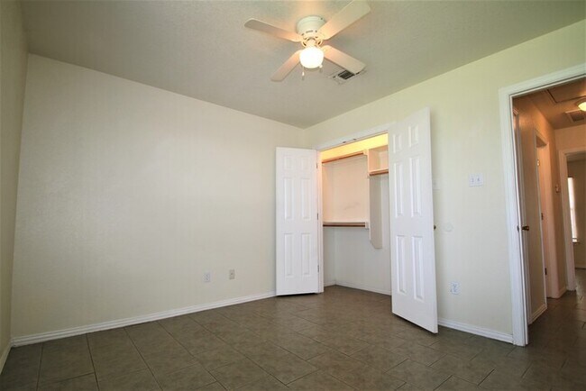 Foto del edificio - One of a Kind 2/1 Duplex Home w/ Private F...