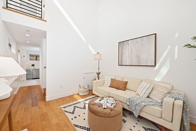 Foto del edificio - Modern 2BR End-Unit Townhome with Two Rooftop Decks