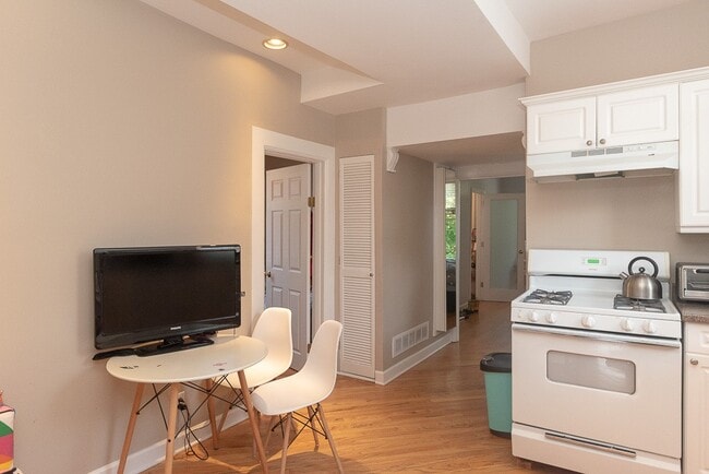 Foto del edificio - 3140 N Oakley Ave