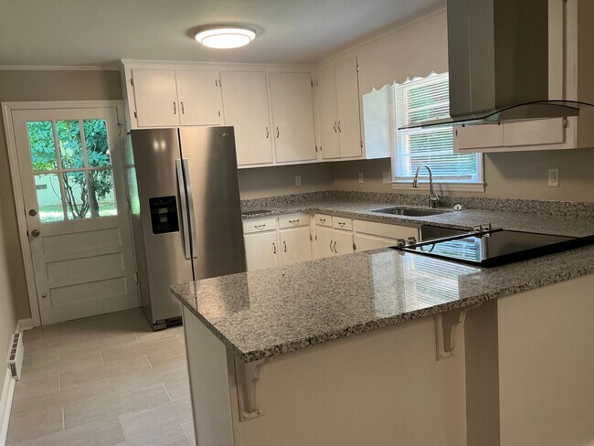 Foto del edificio - Now Available! Newly Renovated 3 BR/2 BA i...