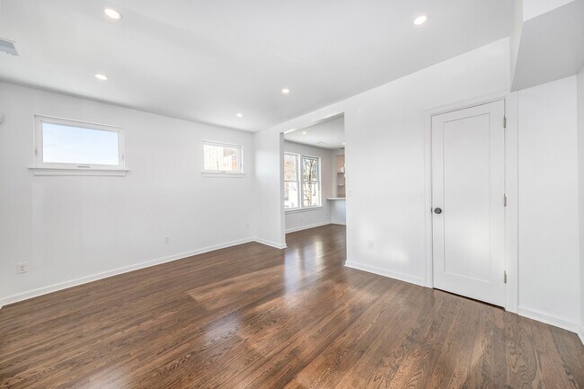 Building Photo - 245 Custer St