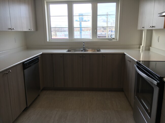Building Photo - BRIGHT AND SPACIOUS 4-BDRM NORTH OSHAWA TO...