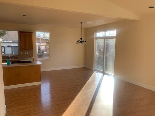 Building Photo - Nice 3 Bed/2 Bath Single Family Home in NE...