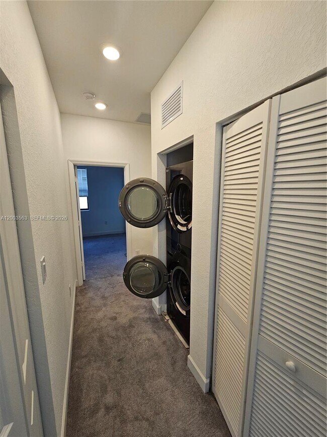 Foto del edificio - 813 NE 211th St