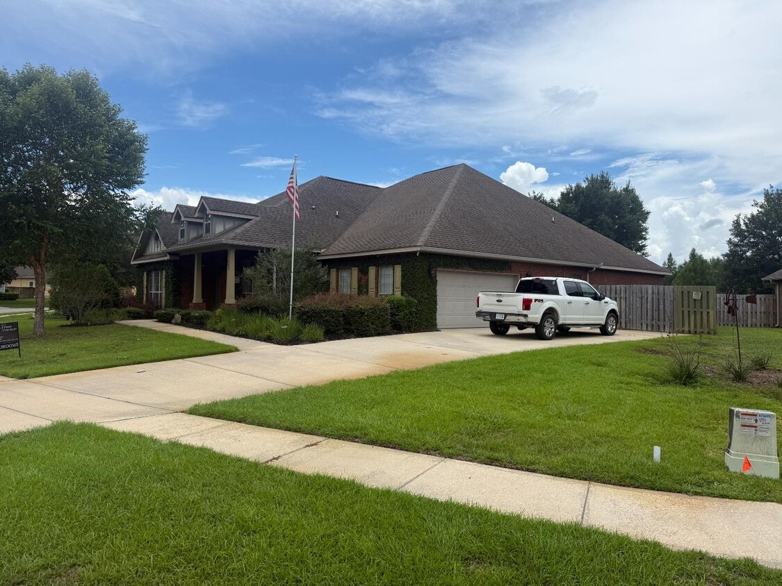 Primary Photo - 305 Mango Ln
