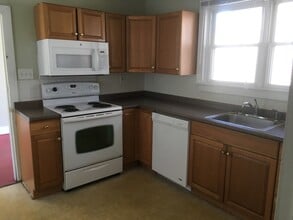 Building Photo - 70 New London Rd