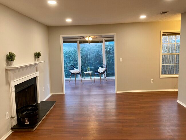 Building Photo - 1405 Vicksburg Plz