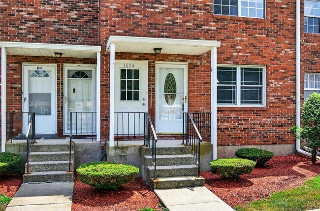 Foto del edificio - 276 Temple Hill Rd